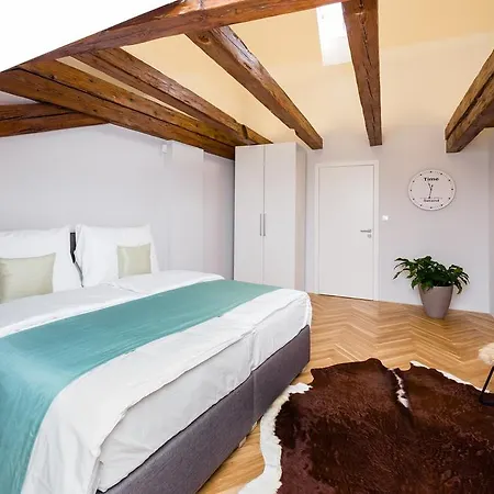 Three-bedroom Karmelitska Prag