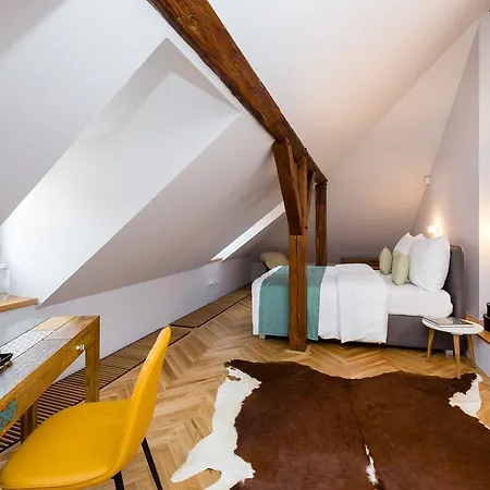 Lägenhet Three-bedroom Karmelitska Prag