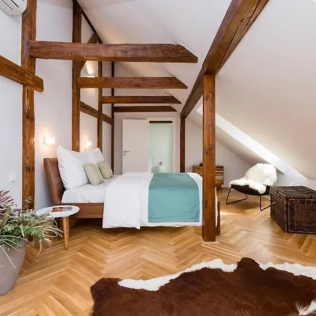 Three-bedroom Karmelitska Daire