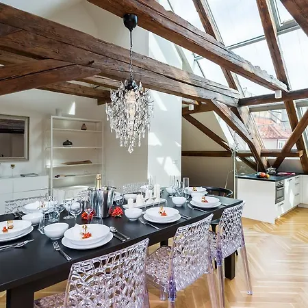 Three-bedroom Karmelitska Daire *