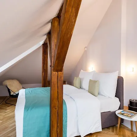 Three-bedroom Karmelitska Daire *