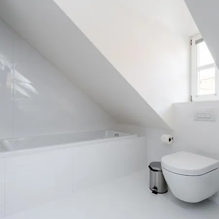 Three-bedroom Karmelitska * Prag