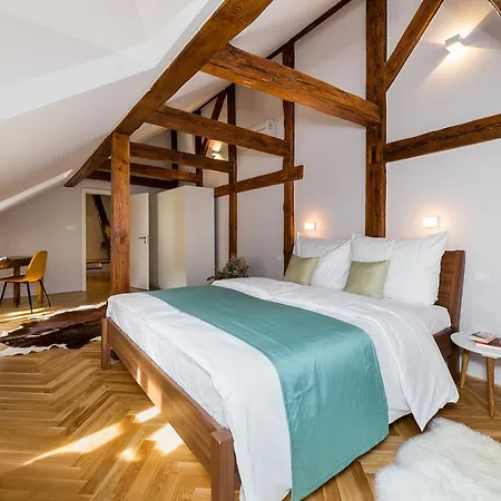 Three-bedroom Karmelitska Prag