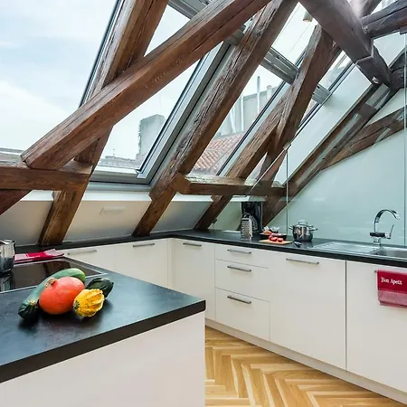 Daire Three-bedroom Karmelitska *