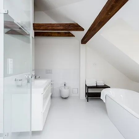 Three-bedroom Karmelitska *